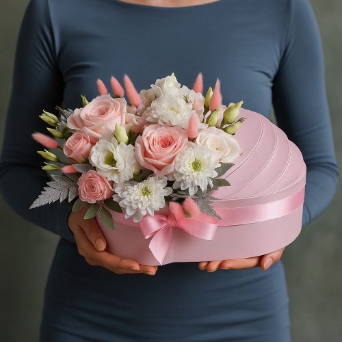 Композиция в коробке «Сердце из роз и хризантем»