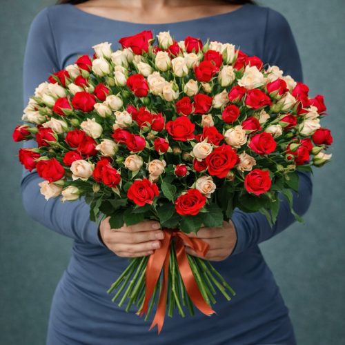 Букет из кустовых роз «Сердце в кремовых лепестках»